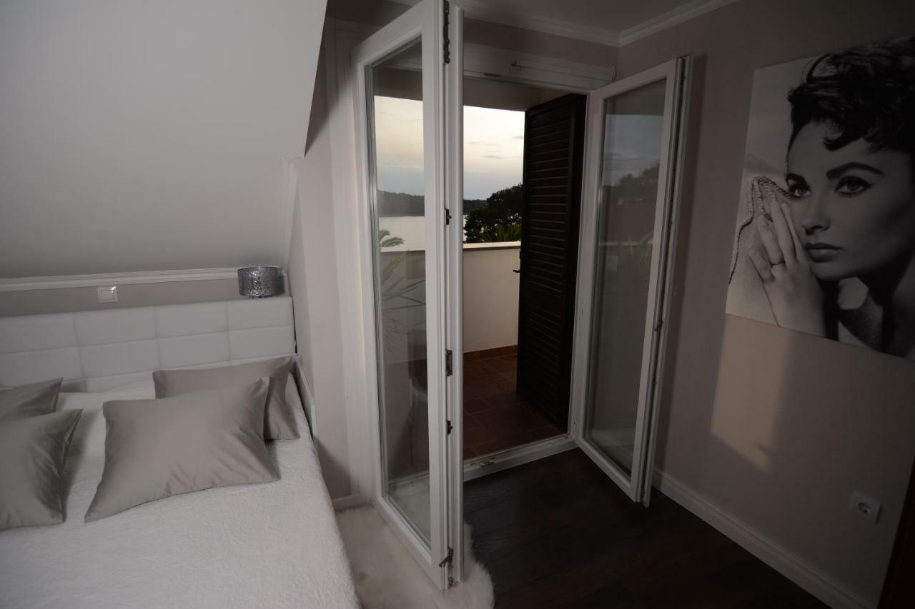 Apartments Tasha Mali Losinj Bagian luar foto